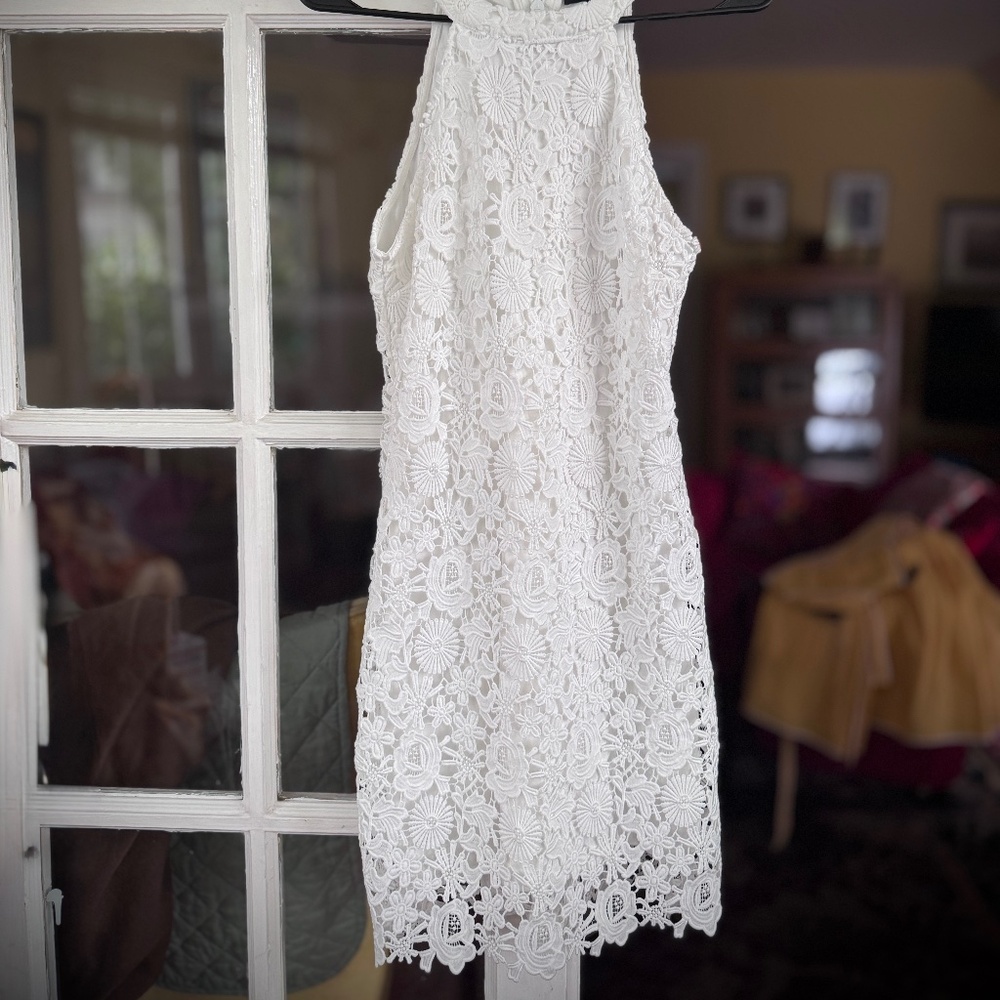 Lulu’s white lace halter neck sleeveless mini Dress in Sz. S Like New - Picture 4 of 8